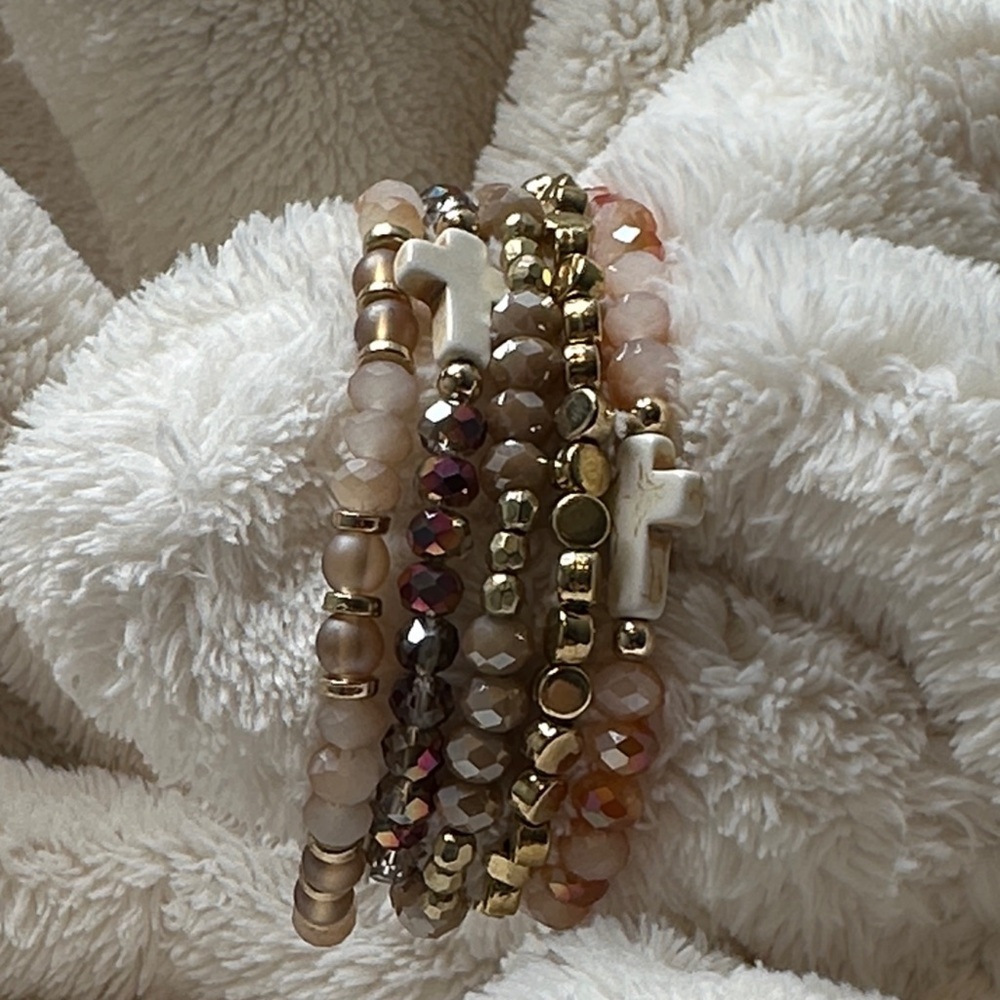 Beaded Bracelets Peachy Gold Mauve Set of 5 with Cross Charms on 2 of them NWOT - Picture 7 of 16